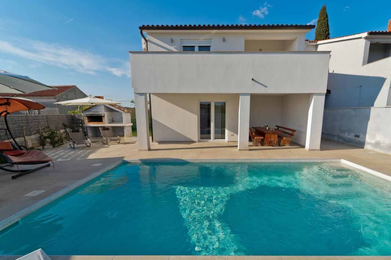 Villa Luka With Private Pool Near Pula Extérieur photo