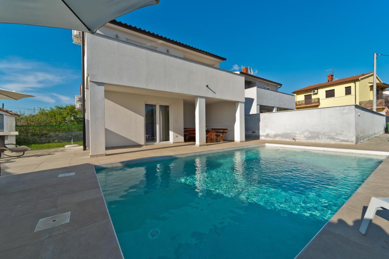 Villa Luka With Private Pool Near Pula Extérieur photo