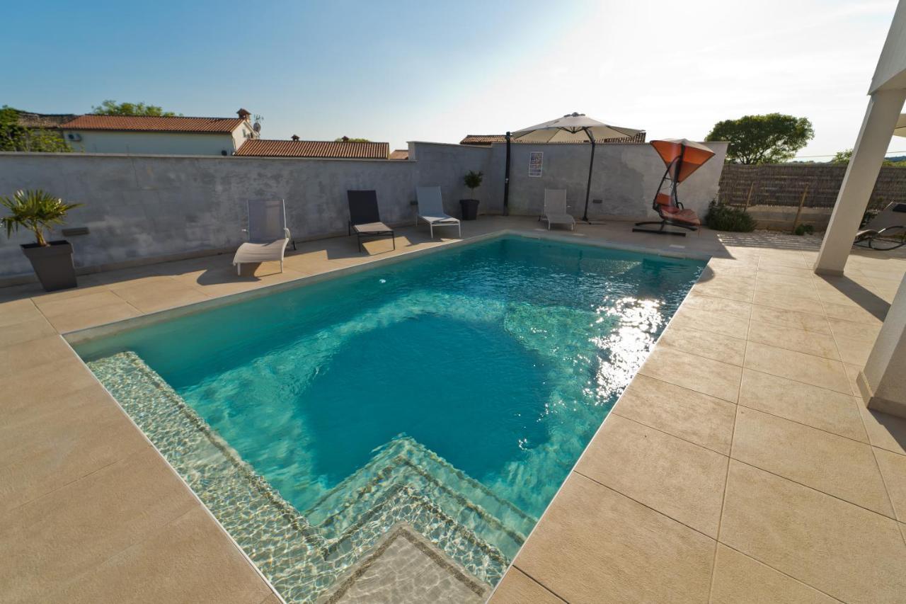 Villa Luka With Private Pool Near Pula Extérieur photo