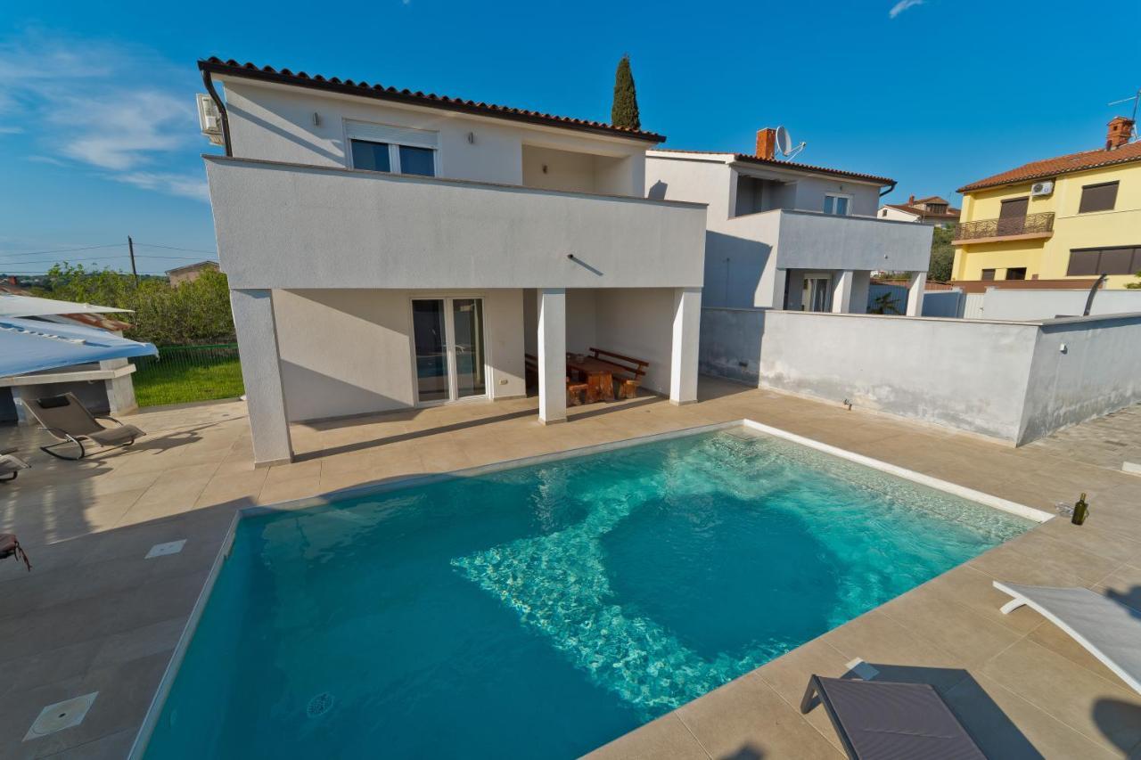 Villa Luka With Private Pool Near Pula Extérieur photo